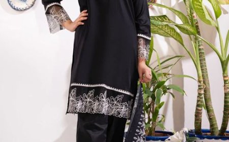 The Elegance of a White Pakistani Suit for Every Season