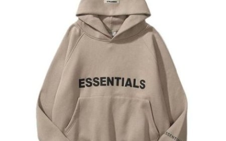 Cozy Essential Pullover Hoodie with Kangaroo Pocket Design